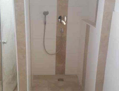Weisse Fliesen mit Marmor